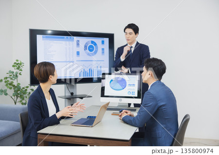 オフィスで会議するビジネスマン　　　  135800974
