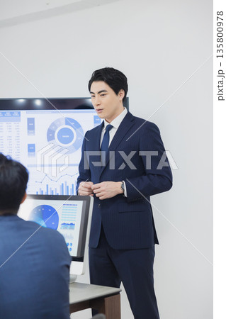 オフィスで会議するビジネスマン　　　  135800978