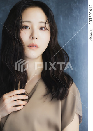 窓辺の女性 135801010