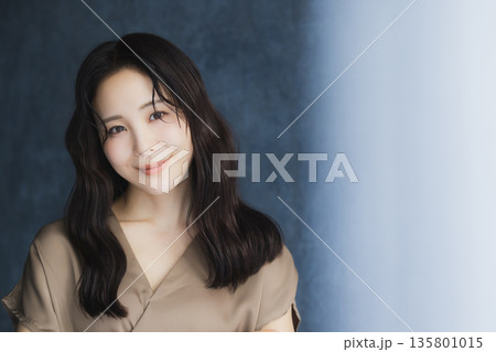 窓辺の女性 窓辺の女性 135801015