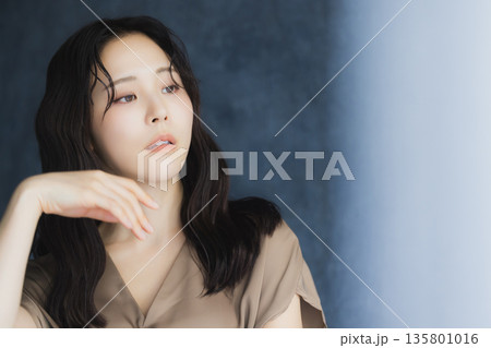 窓辺の女性 135801016