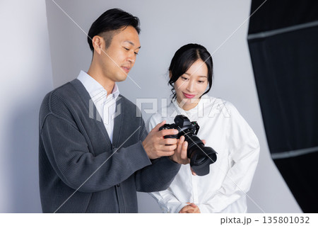 撮影現場で働く人々 撮影現場で働く人々 135801032