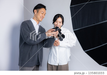 撮影現場で働く人々 135801033