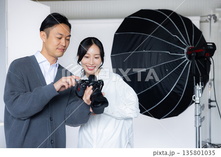 撮影現場で働く人々 135801035