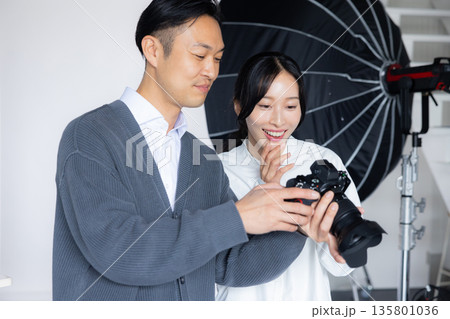 撮影現場で働く人々 撮影現場で働く人々 135801036
