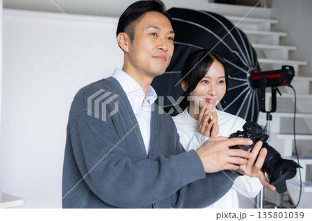 撮影現場で働く人々 135801039