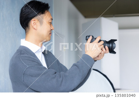 撮影現場で働く人々 135801040