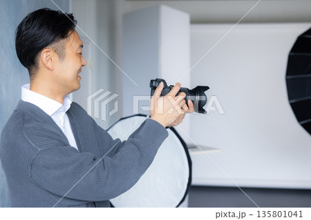 撮影現場で働く人々 135801041