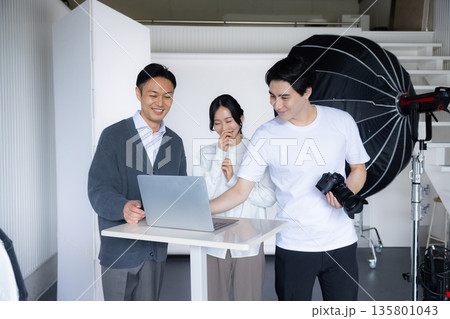撮影現場で働く人々 135801043