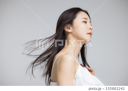 髪を靡かせる若い女性 135801242