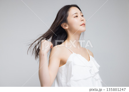 髪を靡かせる若い女性 135801247