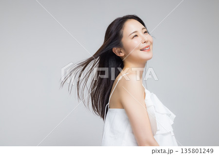 髪を靡かせる若い女性 135801249