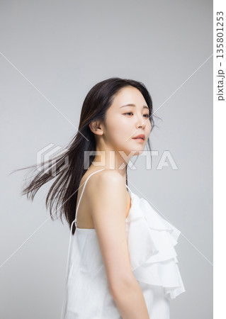 髪を靡かせる若い女性 髪を靡かせる若い女性 135801253