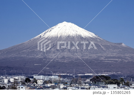 世界遺産富士山、冬の冠雪した富士山と富士宮市の街並み 世界遺産富士山、冬の冠雪した富士山と富士宮市の街並み 135801265
