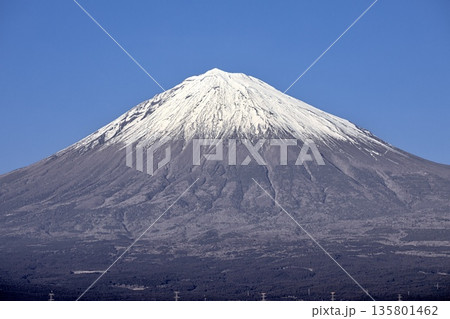 世界遺産富士山、冬の冠雪した富士山 世界遺産富士山、冬の冠雪した富士山 135801462