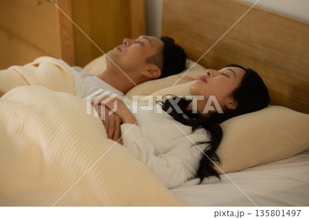 ベッドで眠るカップル　 135801497