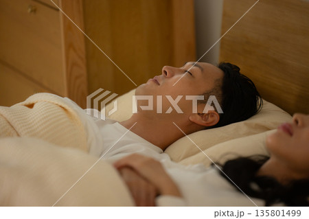 ベッドで眠るカップル　 135801499
