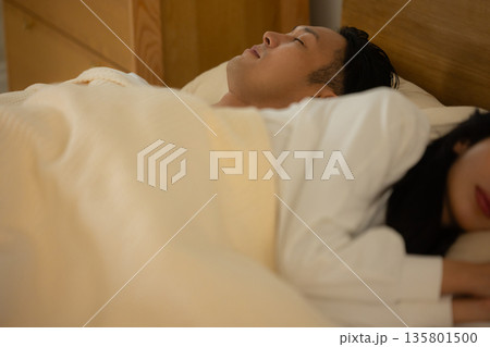 ベッドで眠るカップル　 135801500