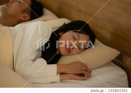 ベッドで眠るカップル ベッドで眠るカップル 135801501