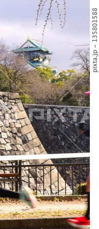 大阪城天守閣とマラソンの風景 大阪城天守閣とマラソンの風景 135801588