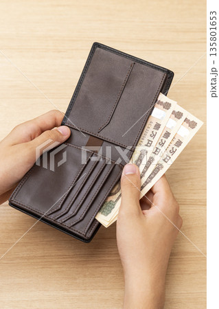 財布からお金を取り出す手元 135801653