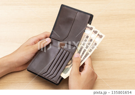 財布からお金を取り出す手元 財布からお金を取り出す手元 135801654