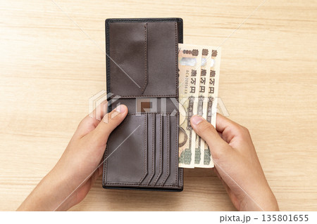 財布からお金を取り出す手元 135801655