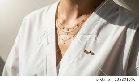 金のネックレスを使ったシンプルで上品なファッション広告用イメージ 135801676