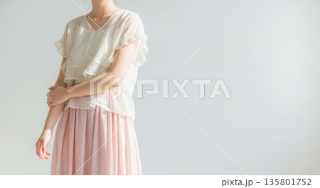 春夏トレンドのパステルカラーを取り入れたシンプルなファッション広告用背景 135801752