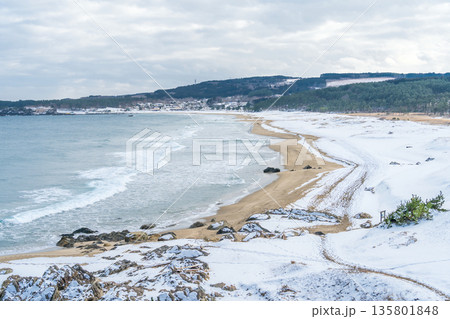 「青森県」雪景色の大須賀海岸・種差海岸　八戸市 135801848