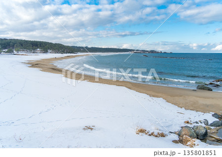 「青森県」雪景色の大須賀海岸・種差海岸　八戸市 135801851