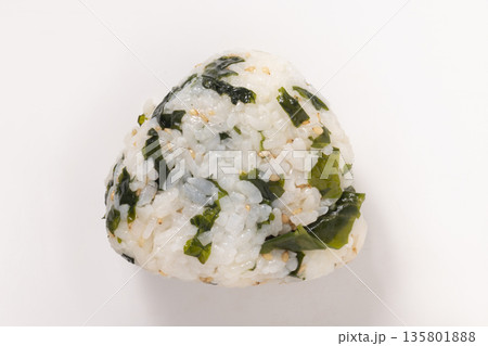 わかめご飯　おにぎり 135801888