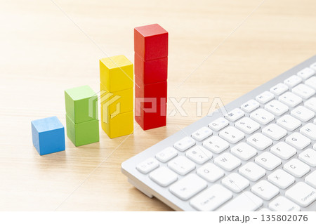 パソコンのキーボードと積み木のグラフ 135802076