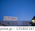 青空と白い建物のミニマルな都市風景 135802147