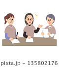ミーティングをするスクラブスーツを着た三人の女性のイラスト 135802176