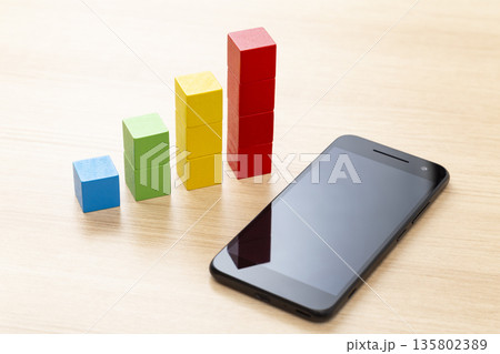 積み木のグラフとスマートフォン 135802389