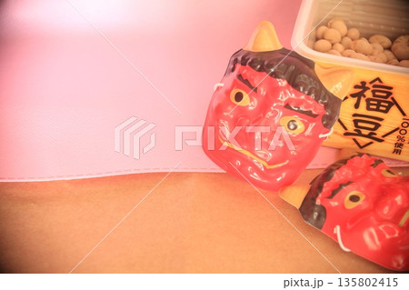 節分の鬼と升に入った豆 135802415