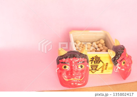節分の鬼と豆、鬼の面と福を白背景に迎春 節分の鬼と豆、鬼の面と福を白背景に迎春 135802417