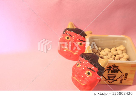 節分の鬼と福を呼ぶ福豆 節分の鬼と福を呼ぶ福豆 135802420