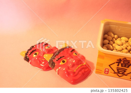 節分の鬼と豆と福、鬼の面と節分、ピンクバック 135802425
