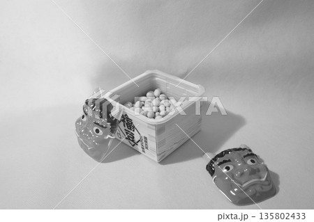 節分の豆を白背景で撮影したもの 135802433