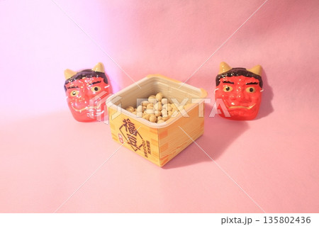 ピンクバックに赤鬼と豆まきの福豆 ピンクバックに赤鬼と豆まきの福豆 135802436