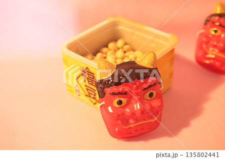 節分の鬼と升に入った豆 135802441