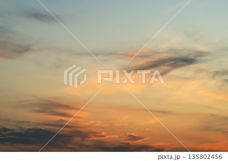 オレンジ色に染まる夕刻の雲　a-5 フィルム調 135802456