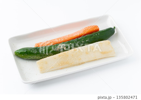 白背景にお皿に載せた大根と胡瓜と人参のぬか漬け 白背景にお皿に載せた大根と胡瓜と人参のぬか漬け 135802471