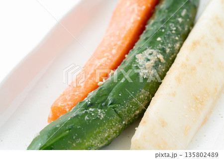 お皿に載せた野菜のぬか漬けのクローズアップ 135802489