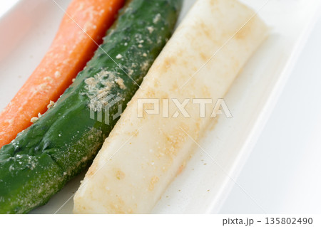 お皿に載せた野菜のぬか漬けのクローズアップ お皿に載せた野菜のぬか漬けのクローズアップ 135802490