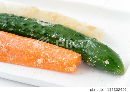 お皿に載せた野菜のぬか漬けのクローズアップ 135802491