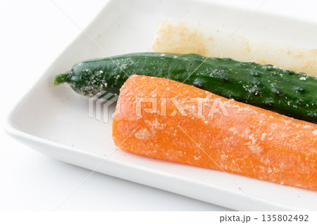お皿に載せた野菜のぬか漬けのクローズアップ 135802492
