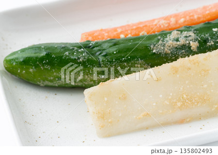 お皿に載せた野菜のぬか漬けのクローズアップ お皿に載せた野菜のぬか漬けのクローズアップ 135802493